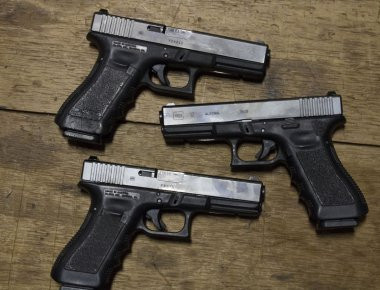 Eτσι βάλλει ένα Glock 17 κατά ριπάς! (βίντεο)